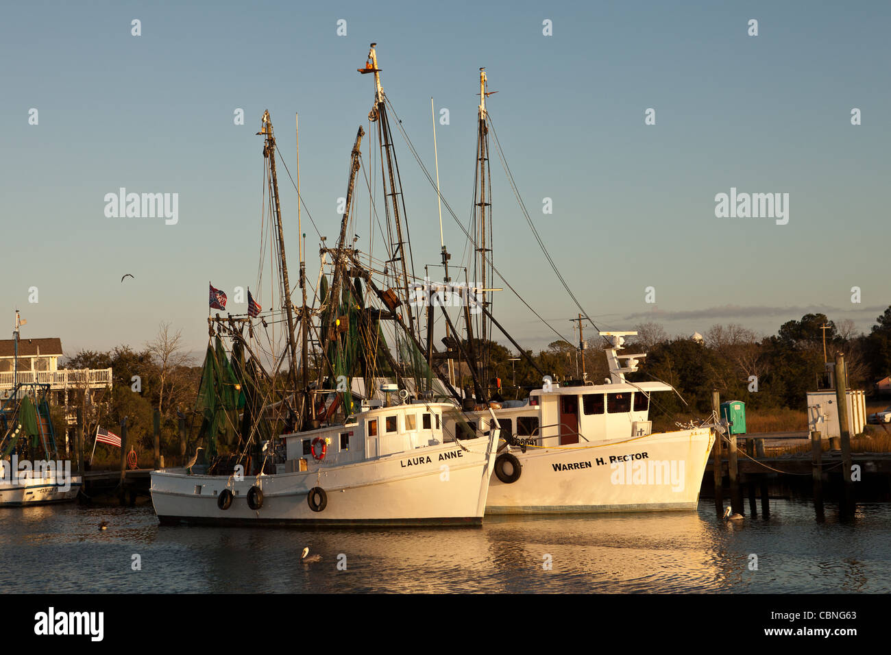 Gamberetti barche ormeggiate in Shem Creek, Mt Pleasant, SC attraverso il porto di Charleston. Foto Stock