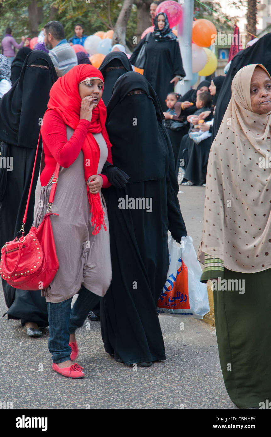 La folla celebra Eid el Adha, la festa islamica del Sacrificio, al Cairo Foto Stock