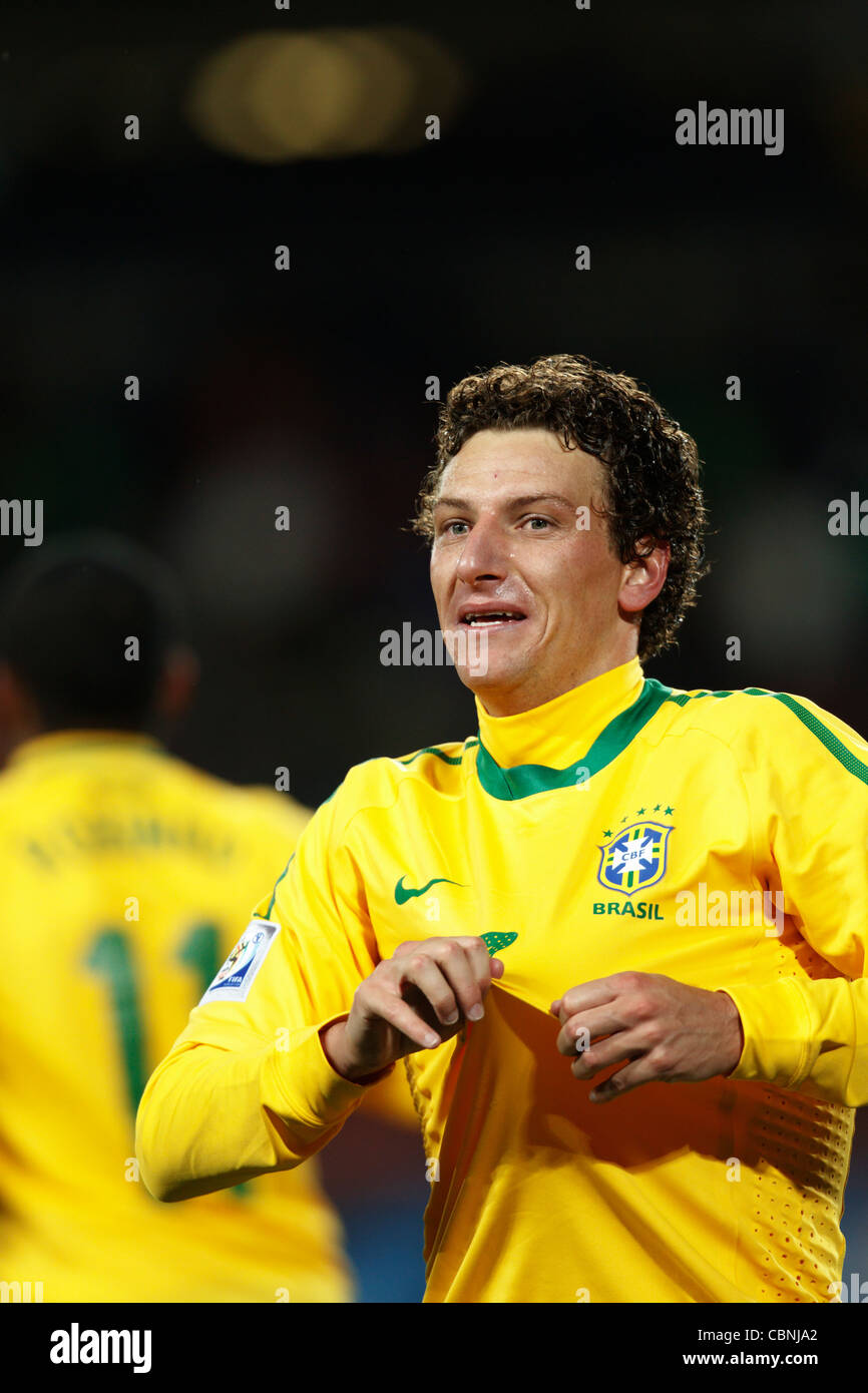 Elano del Brasile festeggia dopo un goal contro la Corea del Nord durante la Coppa del Mondo FIFA 2010 corrispondono a Ellis Park Stadium. Foto Stock