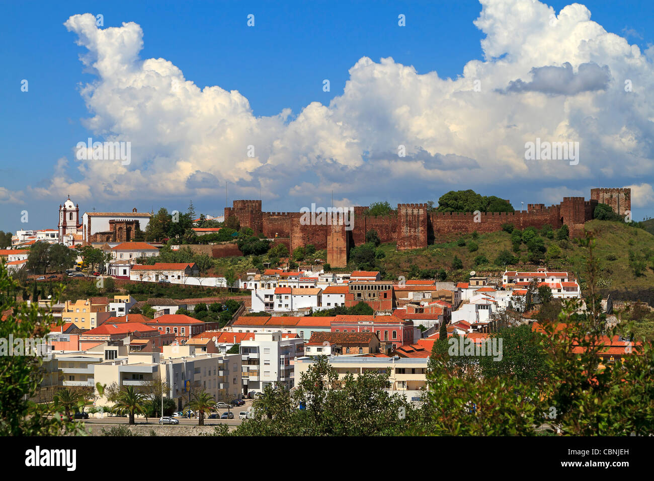 Silves, Algarve, Portogallo. Vista della città con il castello e la cattedrale sulla sommità della collina. Foto Stock