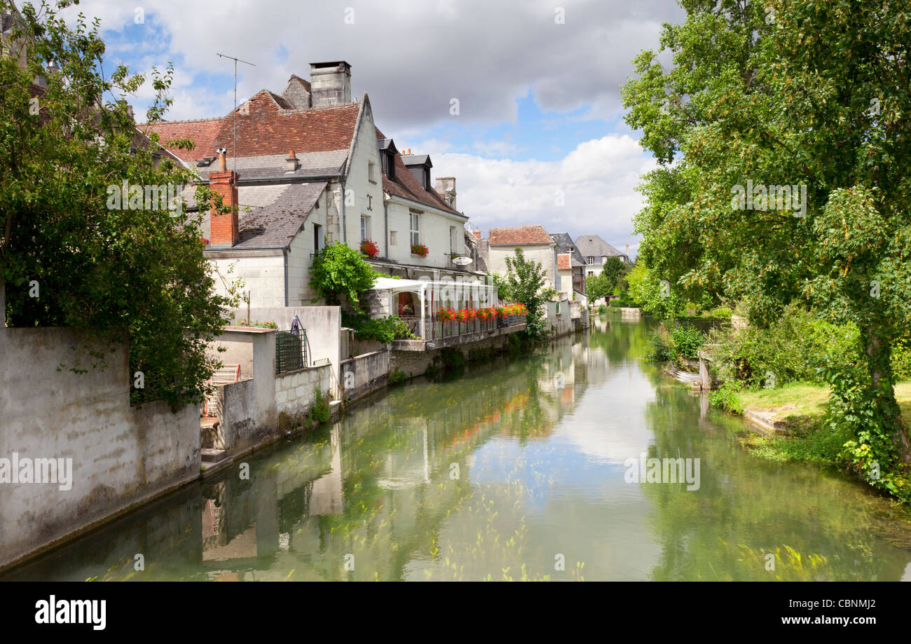 La pittoresca città di Loches, sulle rive del fiume Indre, Valle della Loira, in Francia. Foto Stock