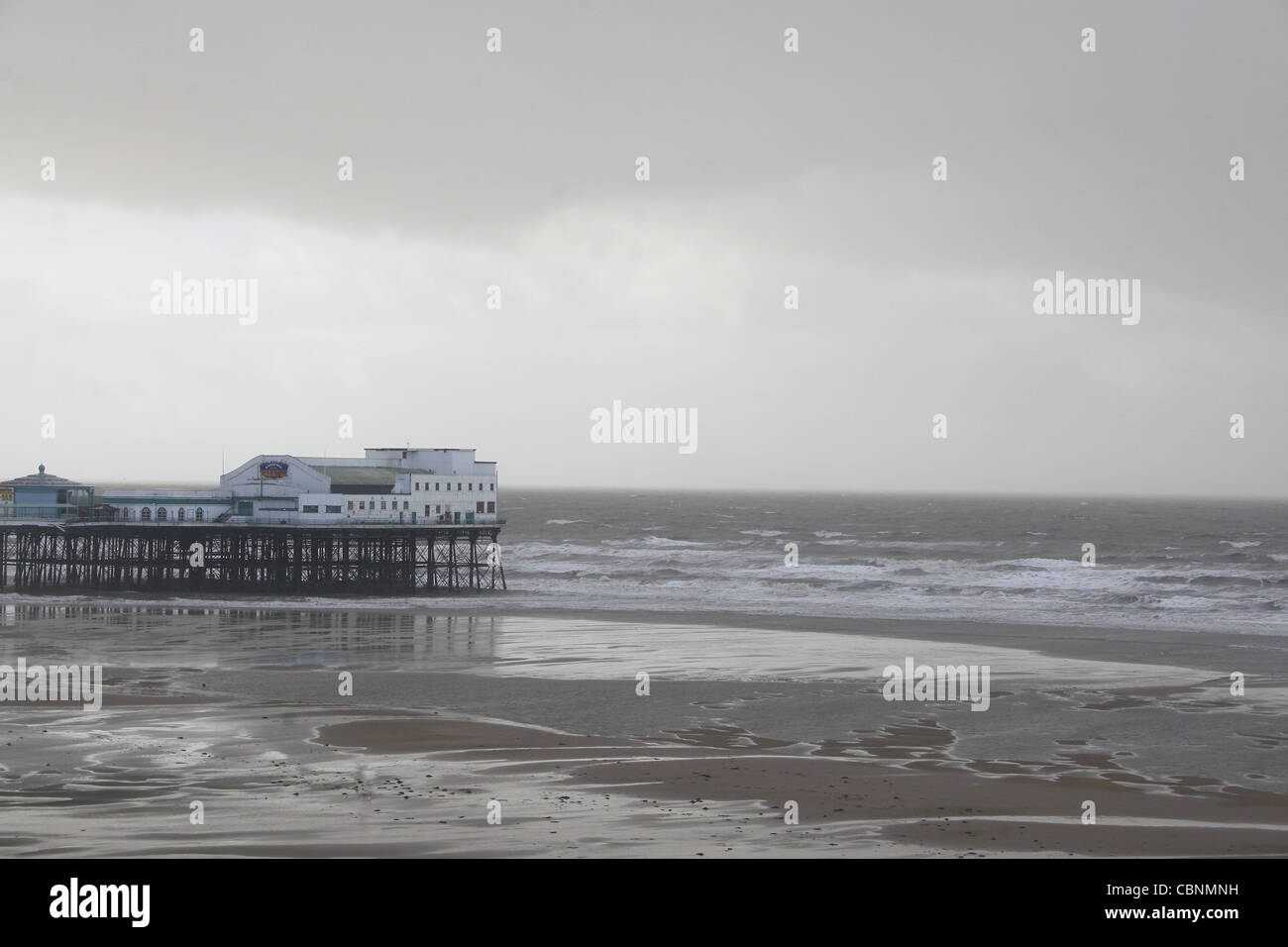 Vista del molo centrale durante il maltempo, dal lungomare. Blackpool, Lancashire, Inghilterra, Regno Unito Foto Stock