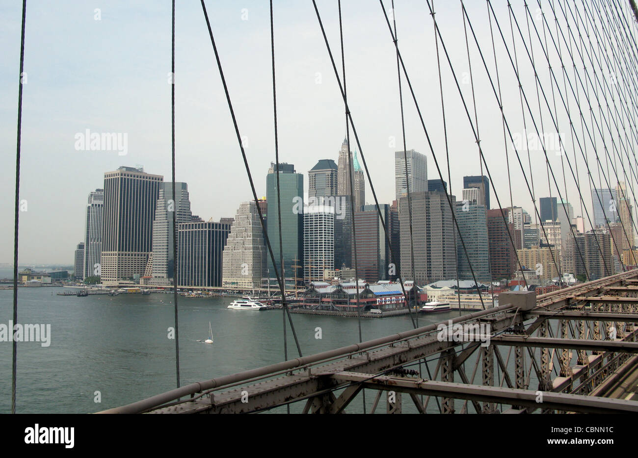 New York City Brooklyn Bridge abbraccia l'East River da Brooklyn in Lower Manhattan, providng corsie per il traffico, pedoni Foto Stock