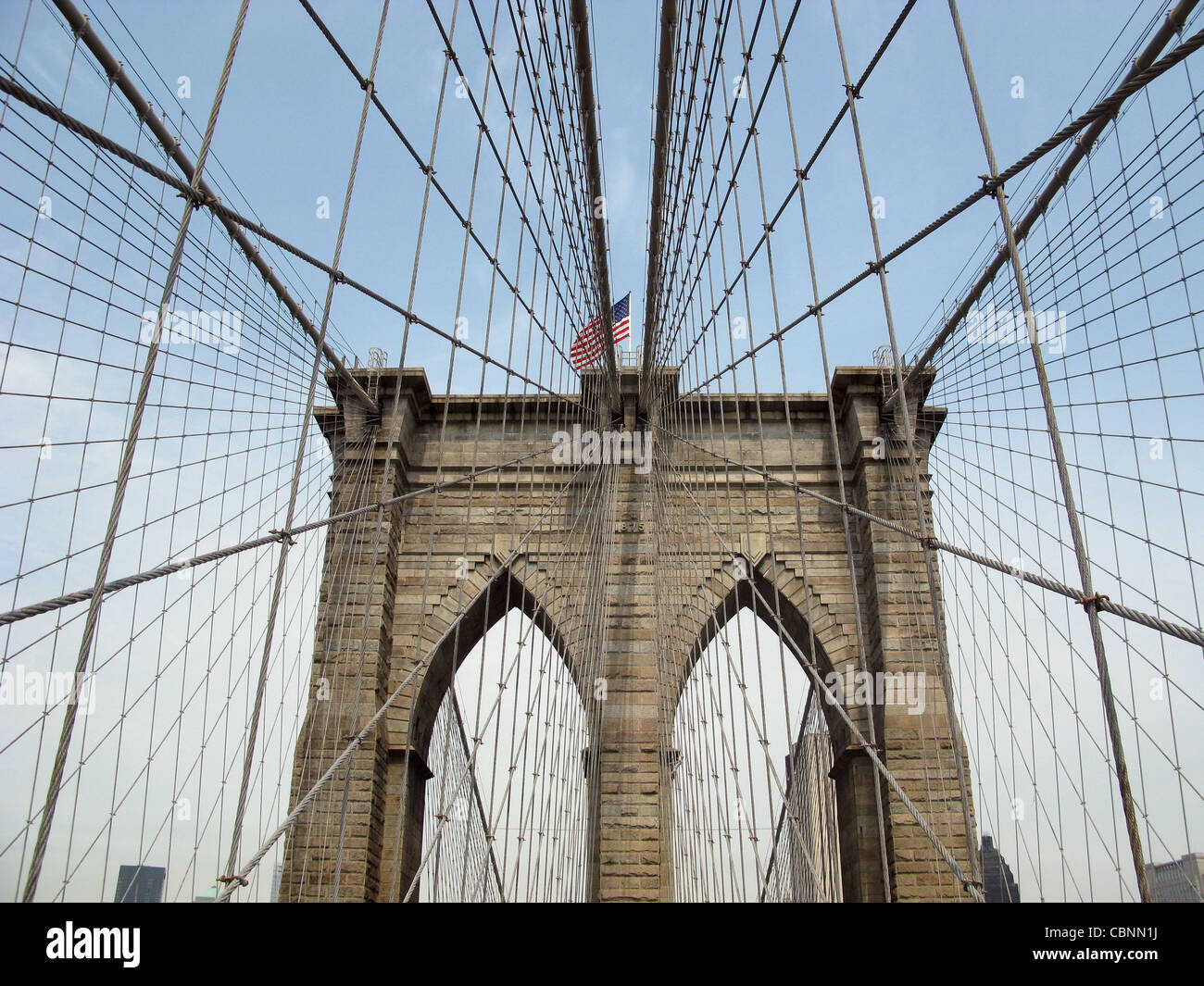 New York City Brooklyn Bridge abbraccia l'East River da Brooklyn in Lower Manhattan, providng corsie per il traffico, pedoni Foto Stock