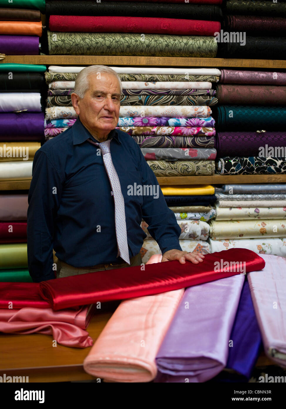 Il Mercer vendita di tessuto in Grand Bazaar, Istanbul un mercato coperto. Foto Stock