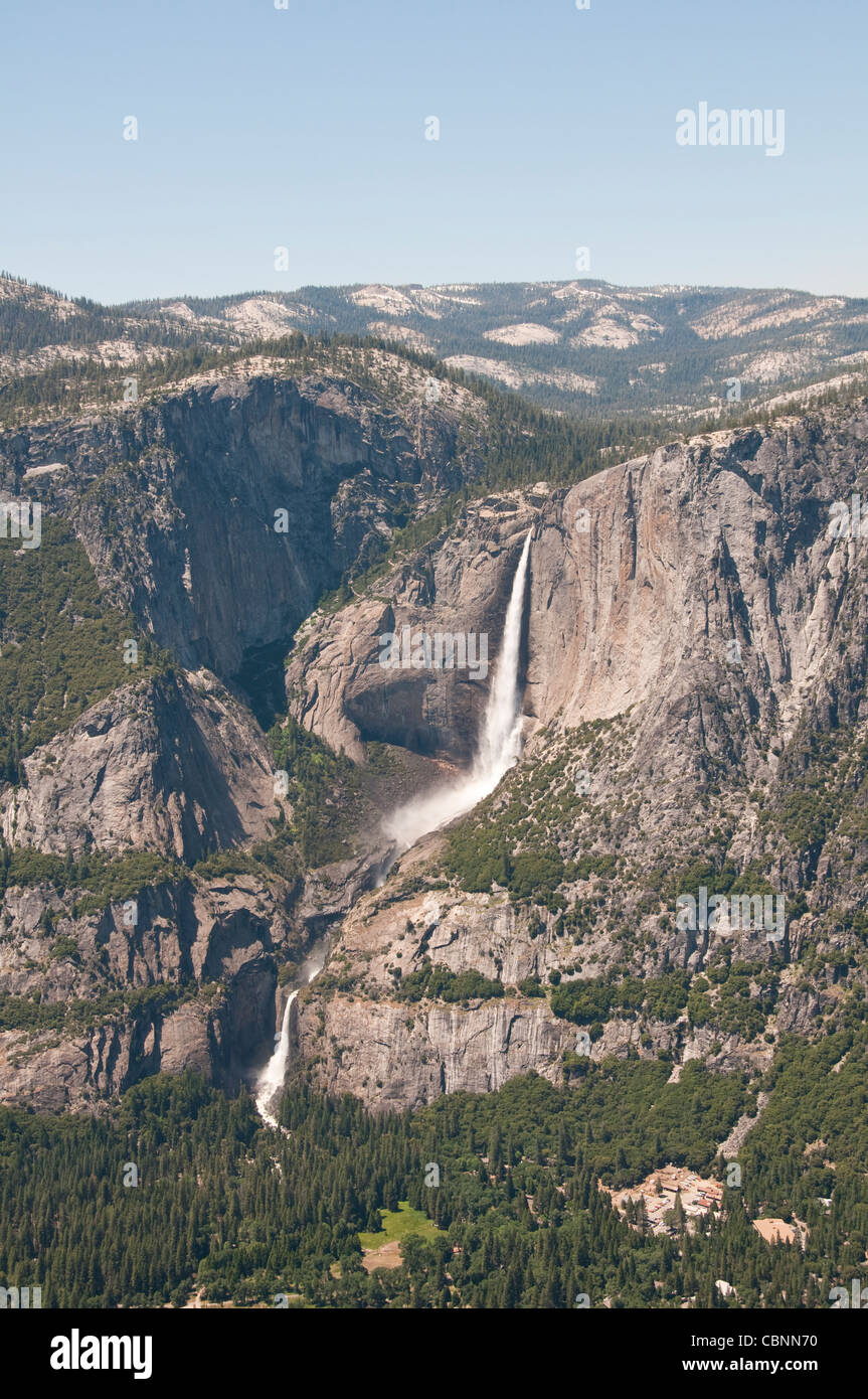 Superiore e inferiore di Yosemite Falls dal punto ghiacciaio nel Parco Nazionale di Yosemite in California Foto Stock