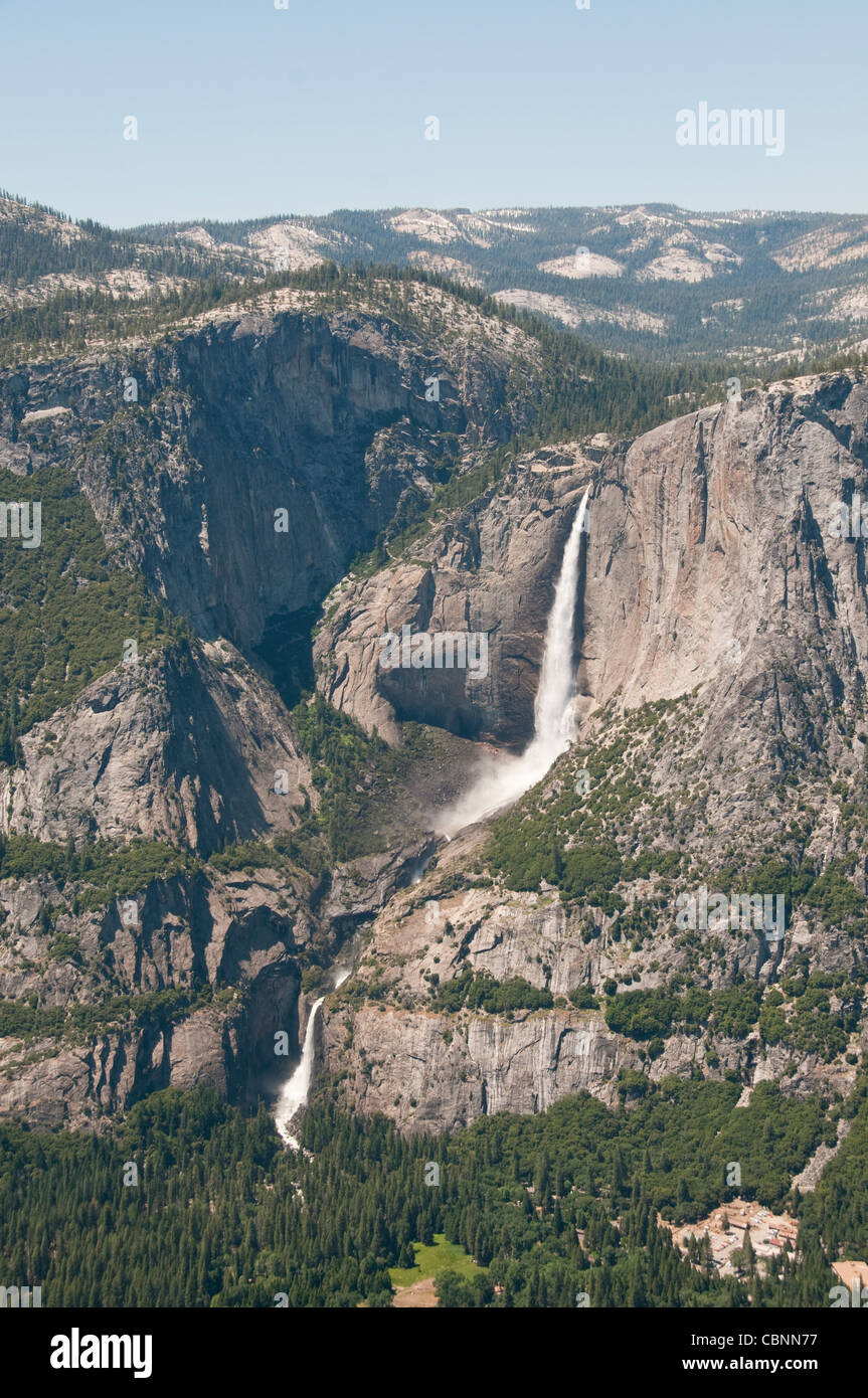 Superiore e inferiore di Yosemite Falls dal punto ghiacciaio nel Parco Nazionale di Yosemite in California Foto Stock