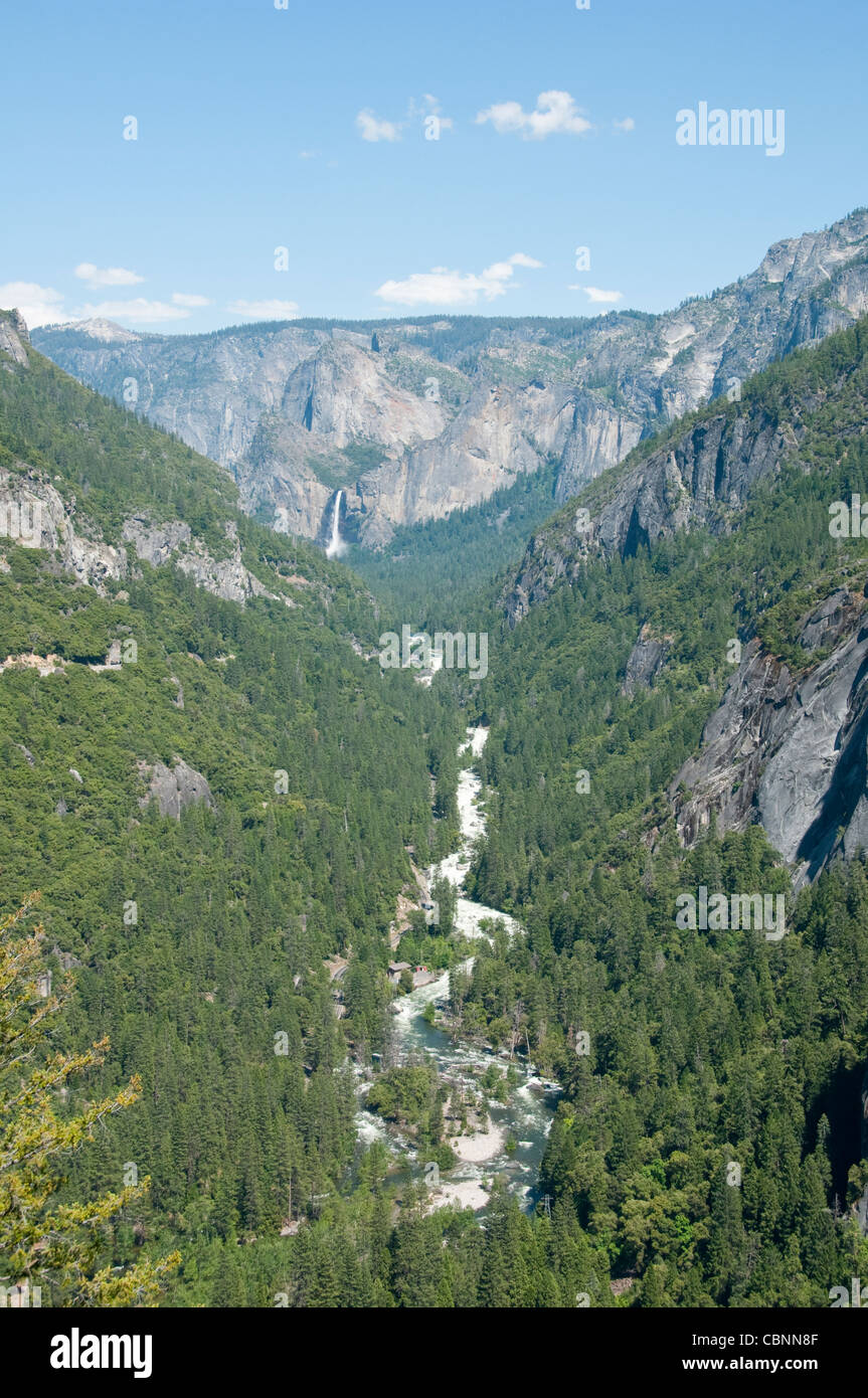 Si affacciano su mostra Yosemite Valley immettendo il Parco Nazionale di Yosemite in California Foto Stock