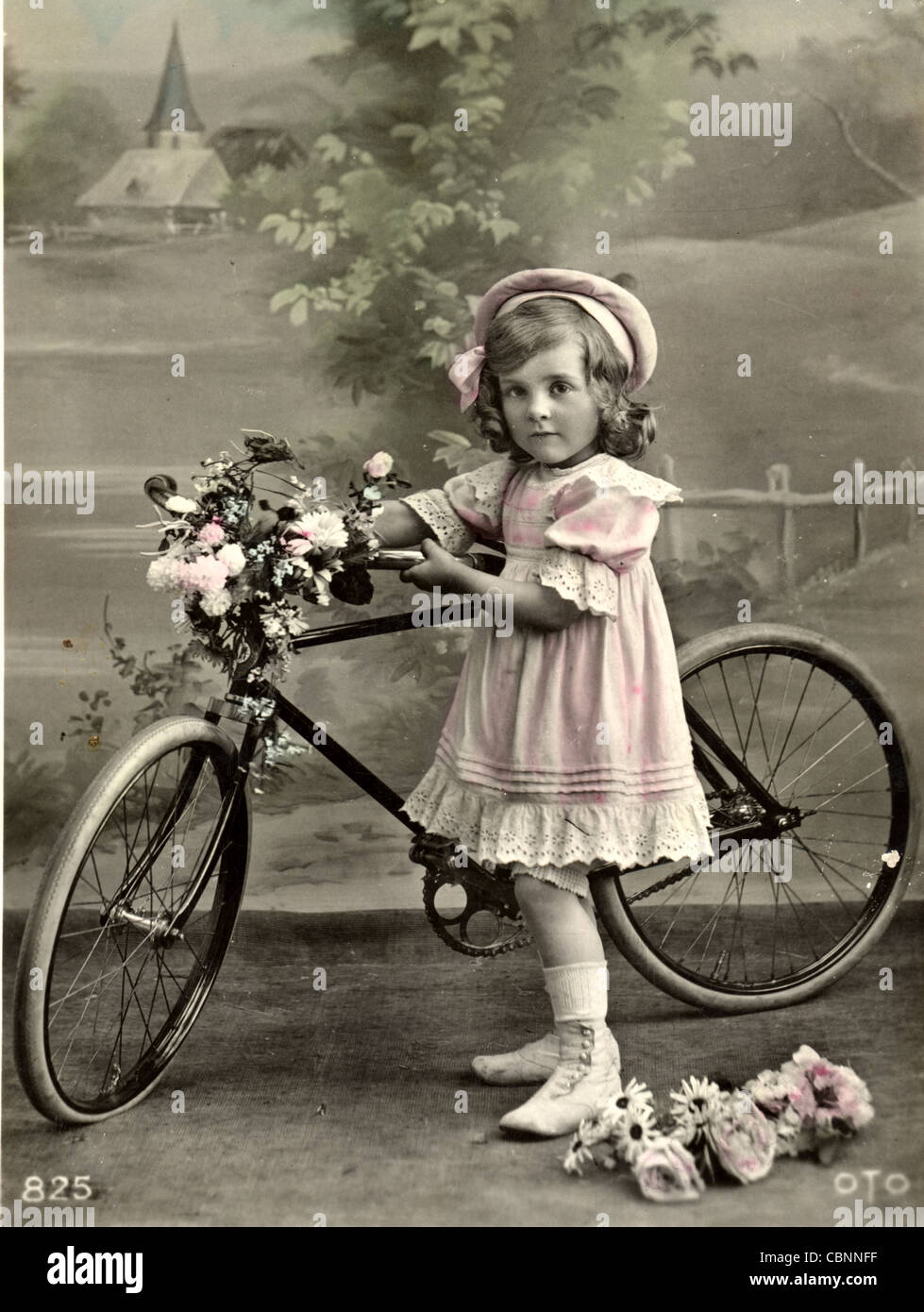 Bambina con ragazzo in bicicletta Foto Stock