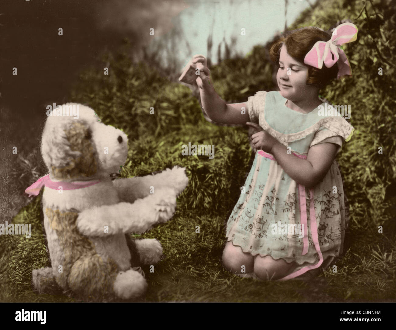 Bambina rendendo Giocattolo cane mendicare Foto Stock