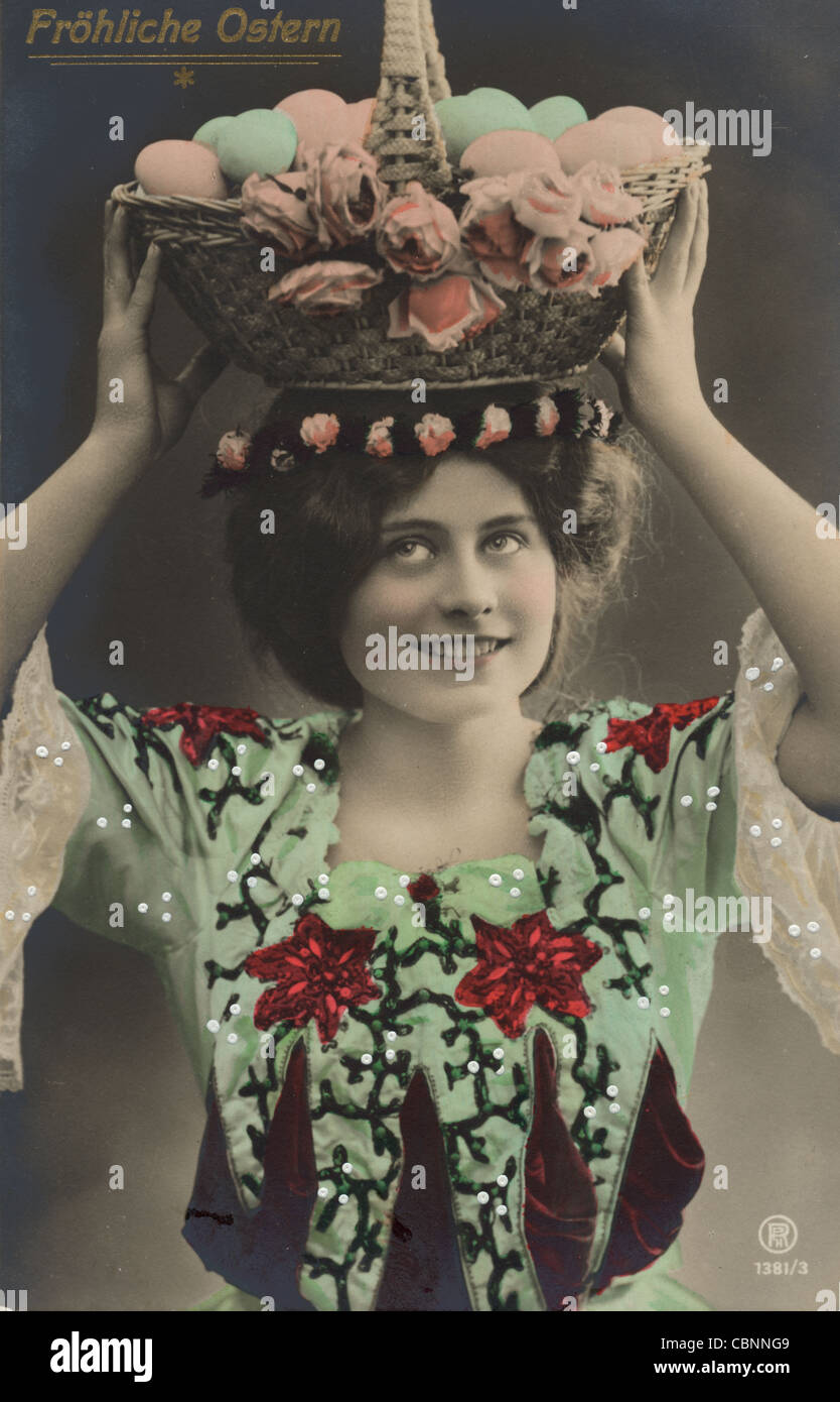 Pasqua ragazza cestello di bilanciamento delle uova sul suo capo Foto Stock