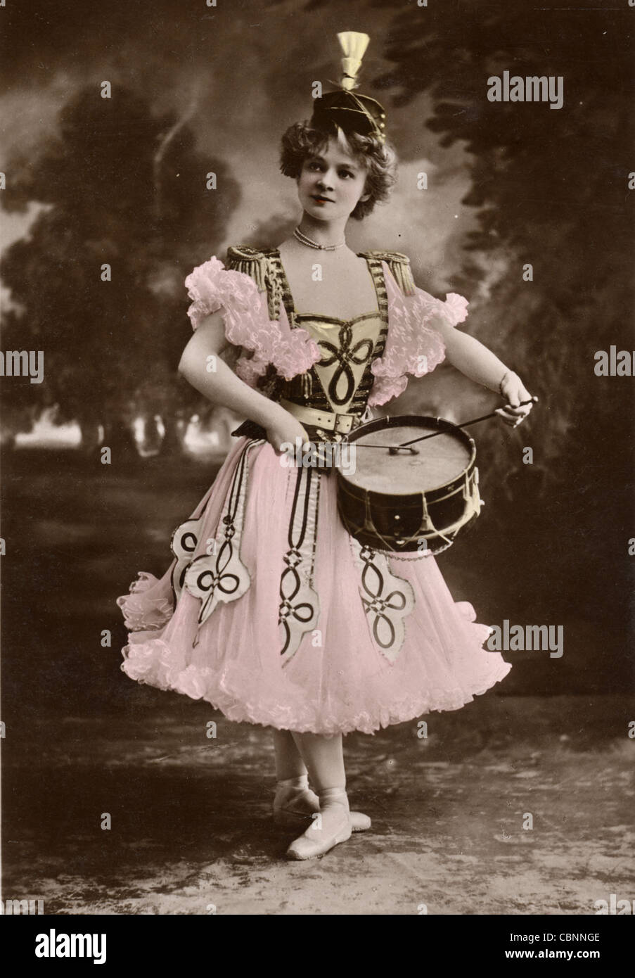 Il batterista Donna Adelina Genee in abito rosa Foto Stock