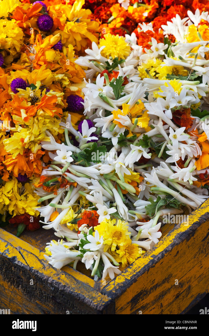 Indian fiori realizzata in ghirlande per la vendita in un mercato indiano. Andhra Pradesh, India Foto Stock