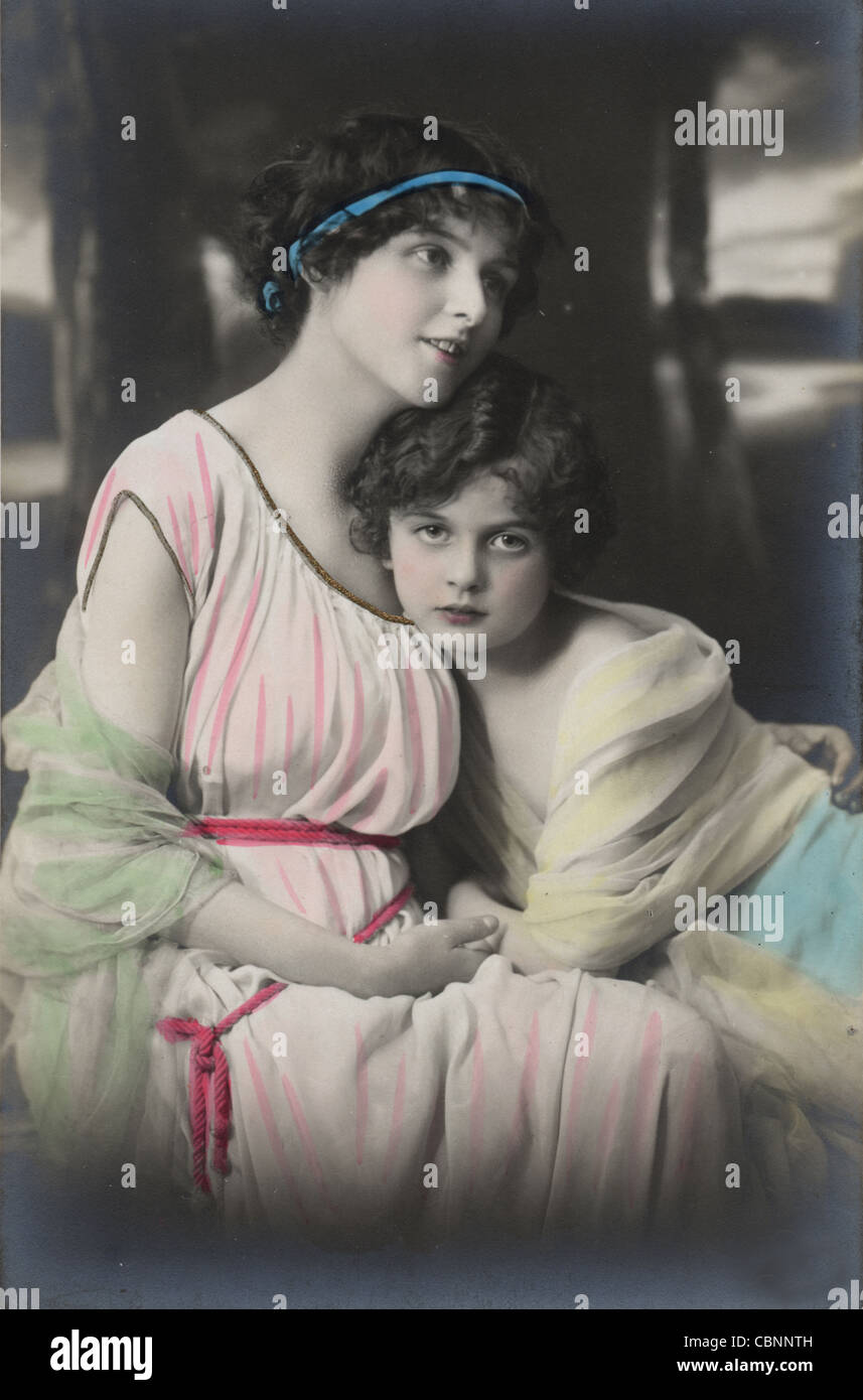 Splendida epoca Edoardiana madre e figlia in Grecian abito Foto Stock