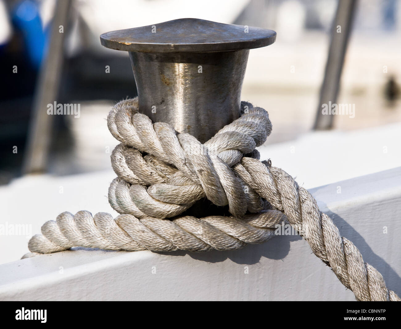 Bitt in acciaio con corde in barca Foto Stock