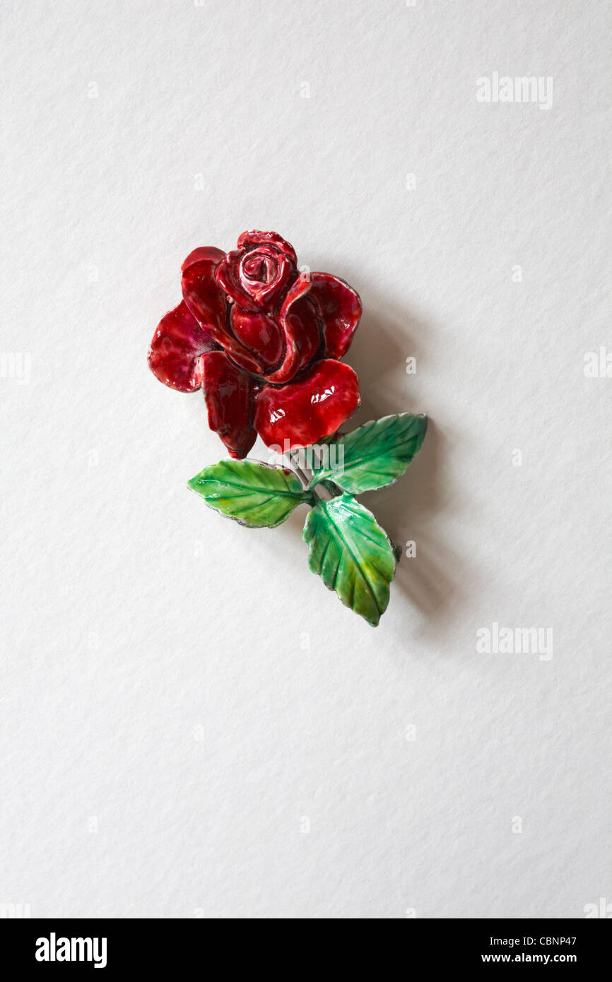 Gioielli spilla rosa rossa isolato su sfondo bianco - bigiotteria bigiotteria bigiotteria Foto Stock