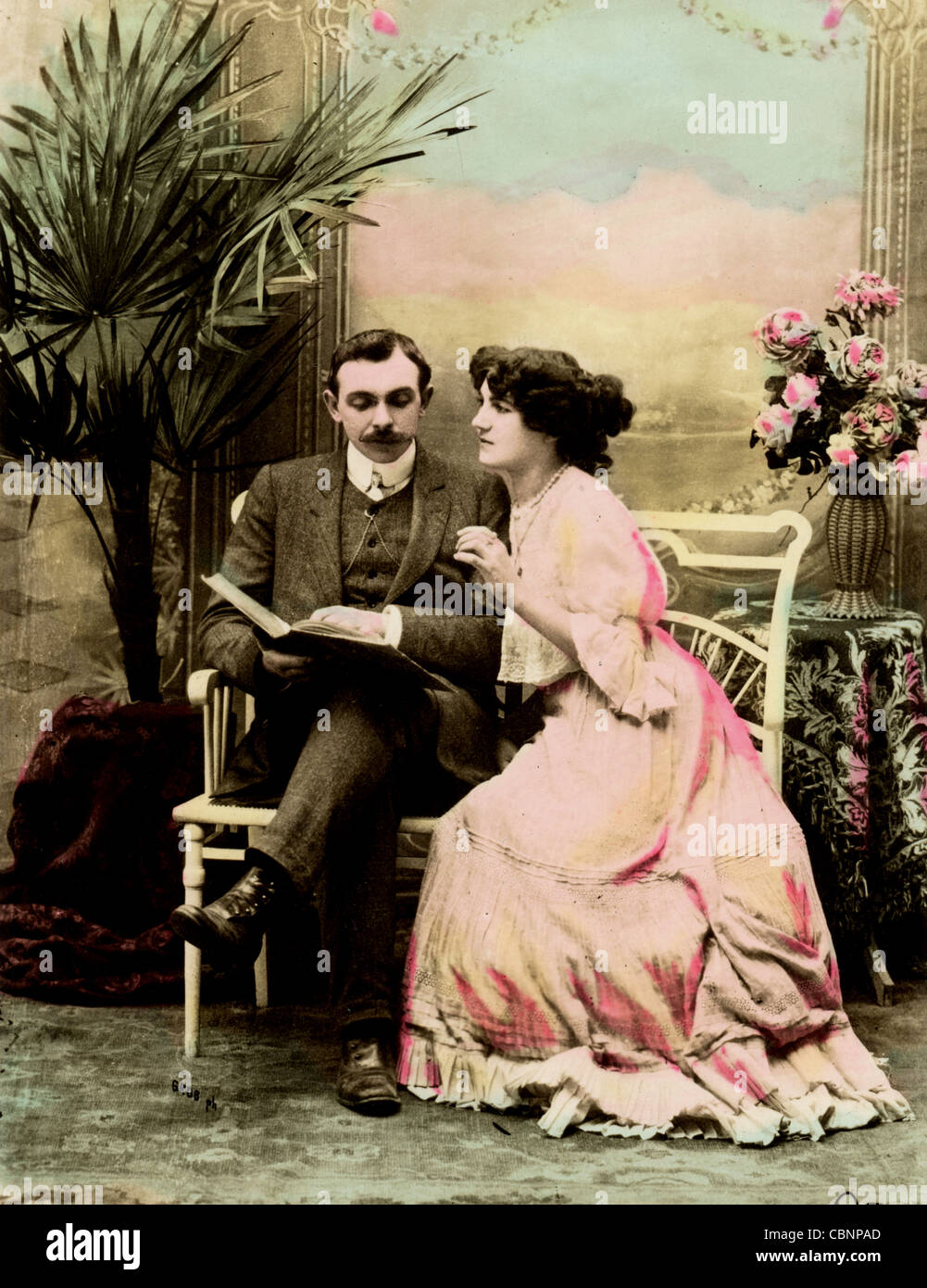 Compassato 1900s matura la lettura dal Libro Foto Stock