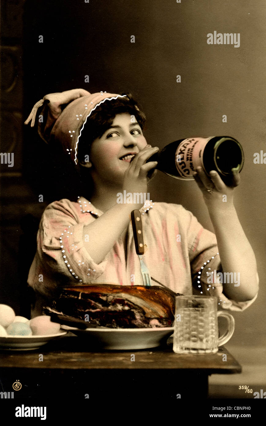 Donna di bere fuori della bottiglia di vino Foto Stock