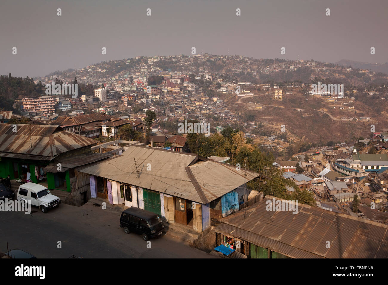 India, Nagaland, Kohima, centro città skyline verso il vecchio villaggio di Kohima in collina Foto Stock