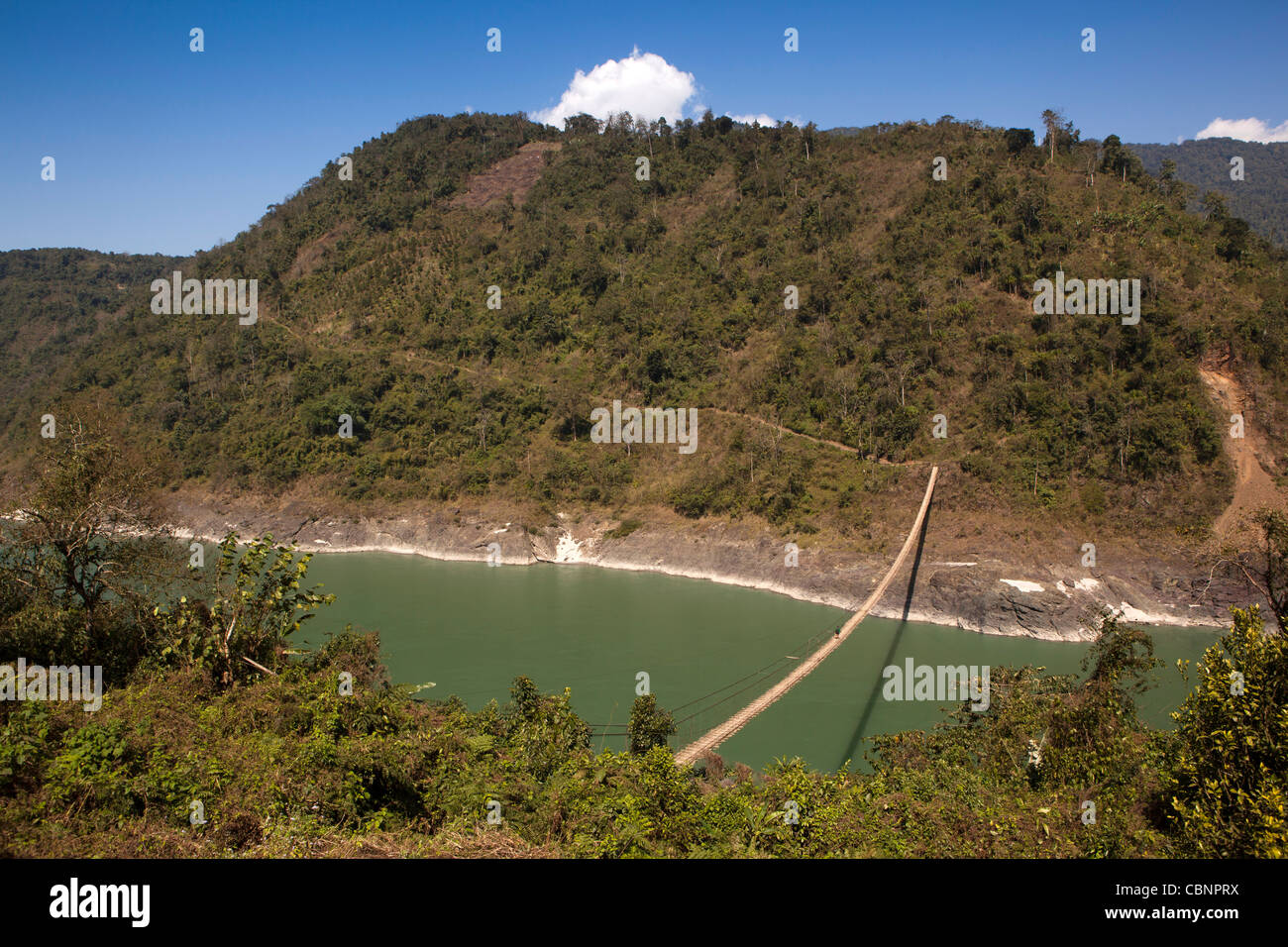 India, Arunachal Pradesh, Kabang, uomo attraversando ponte di sospensione attraverso Siang, nel fiume foothills dell'Himalaya Foto Stock