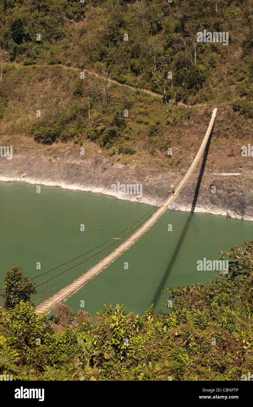 India, Arunachal Pradesh, Kabang, uomo attraversando ponte di sospensione attraverso Siang, nel fiume foothills dell'Himalaya Foto Stock