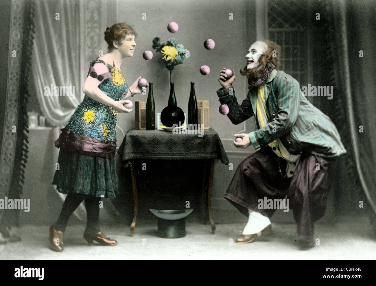 Vaudeville giocoliere giovane eseguendo destreggiarsi Foto Stock