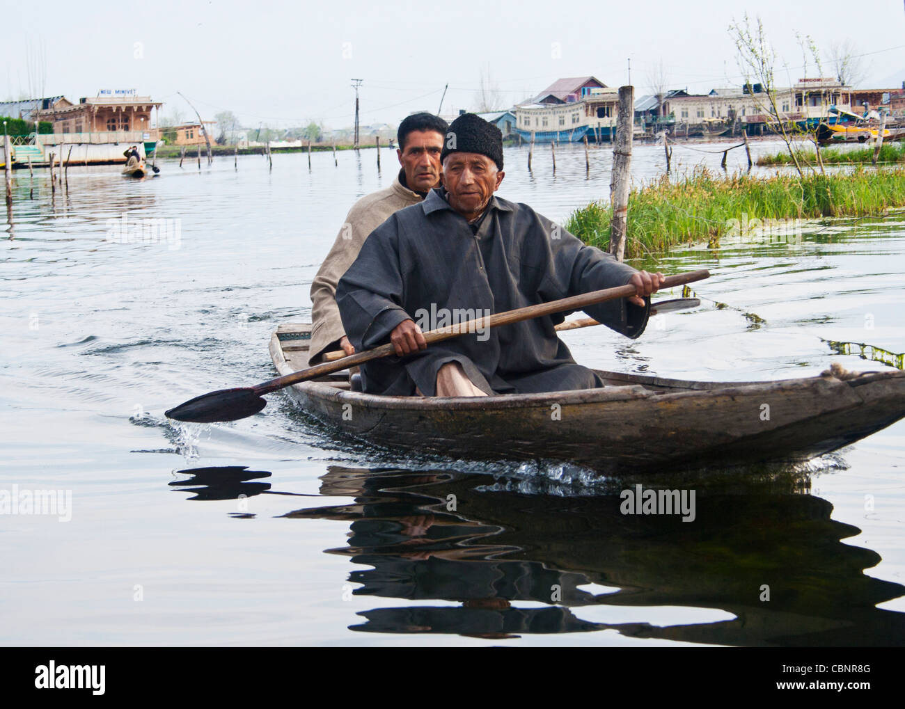 La gente del Kashmiri si trova a Srinagar, sul lago dal, e si trova a bordo di una tradizionale barca shikara/canoa/country, Kashmir, India Foto Stock