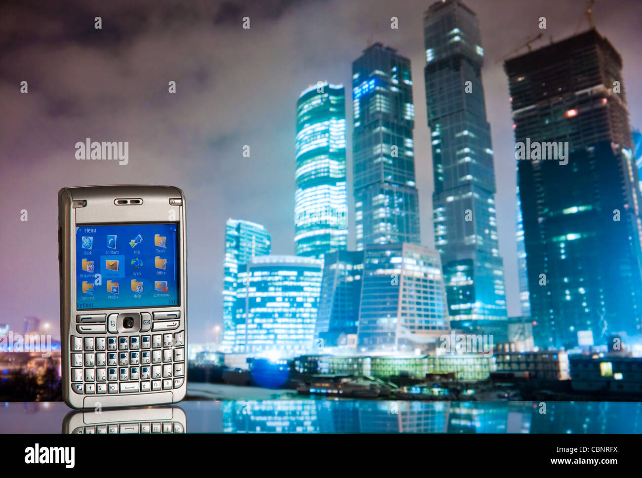 Telefono cellulare con background aziendale Foto Stock