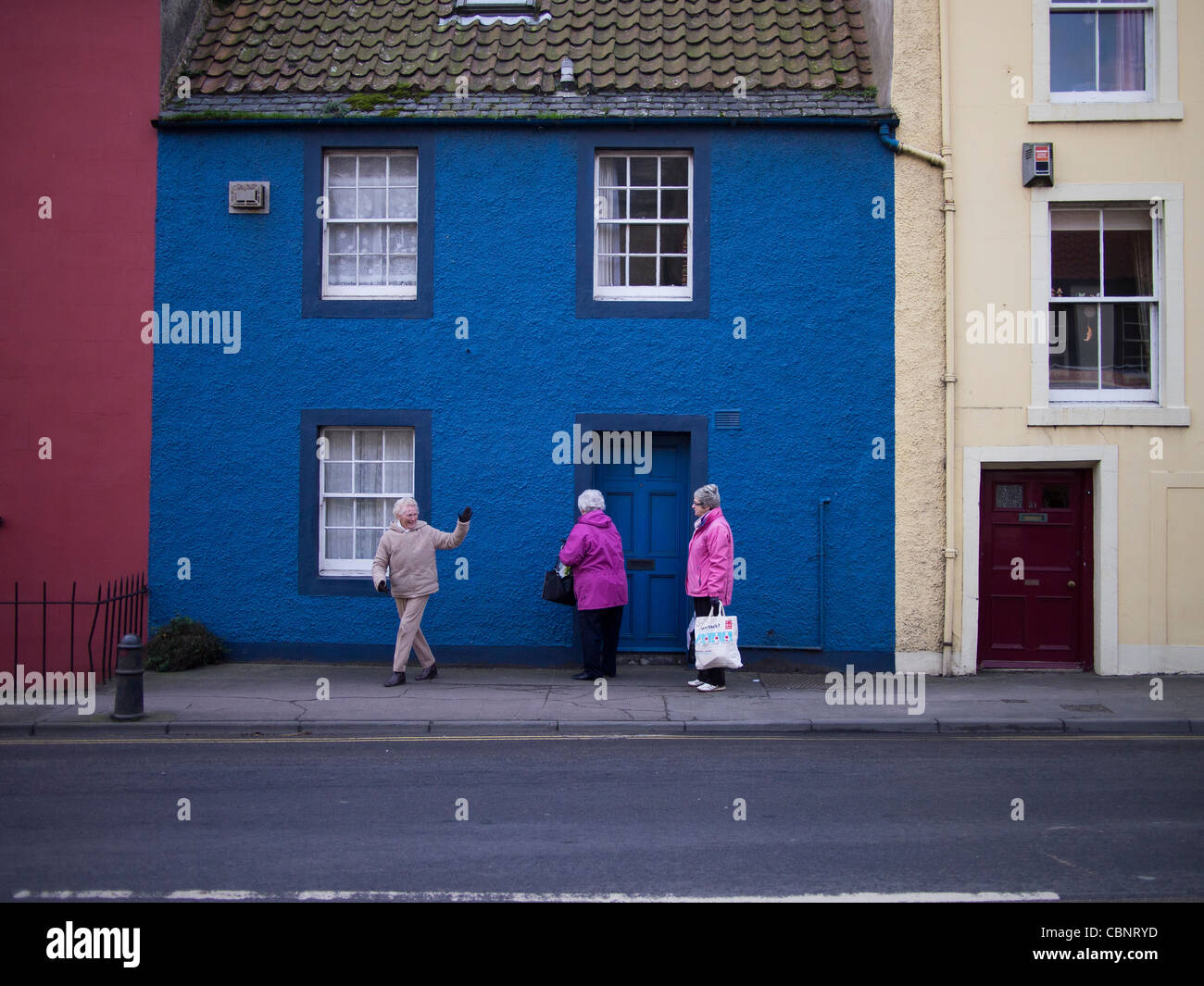 Blue House con persone, Anstruther, Fife, Scozia Foto Stock