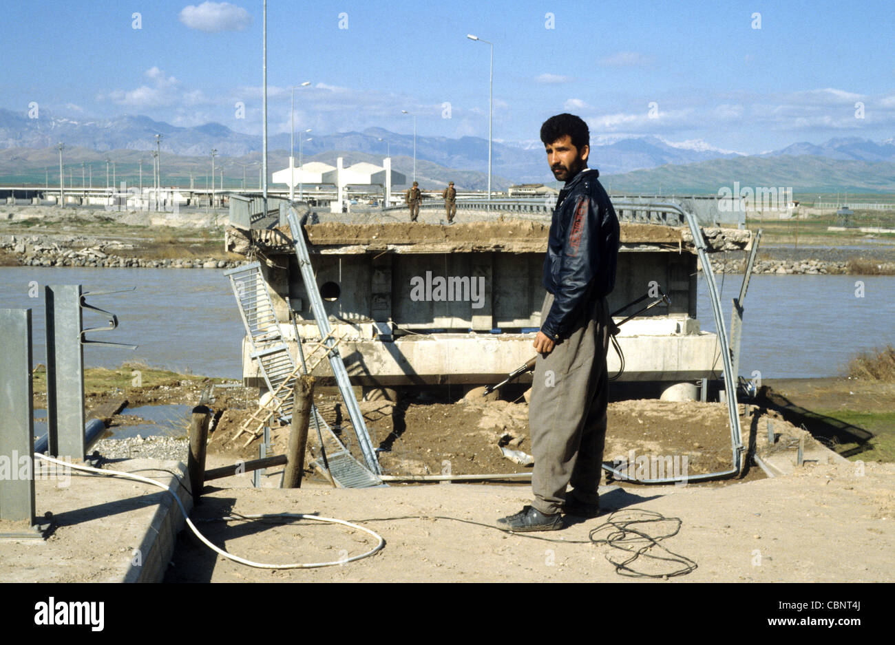 Marzo 1991 insurrezione curda alla fine della prima guerra del Golfo. Saddam Hussein di forze fatto esplodere il ponte tra Iraq e Turchia Foto Stock