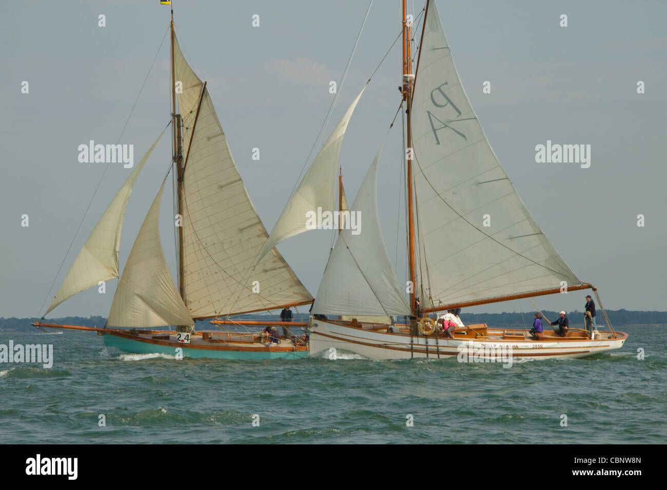 Gaff truccate navi racing in stretta prossimità al 2011 Old Gaffers Festival, Yarmouth, Isola di Wight Foto Stock