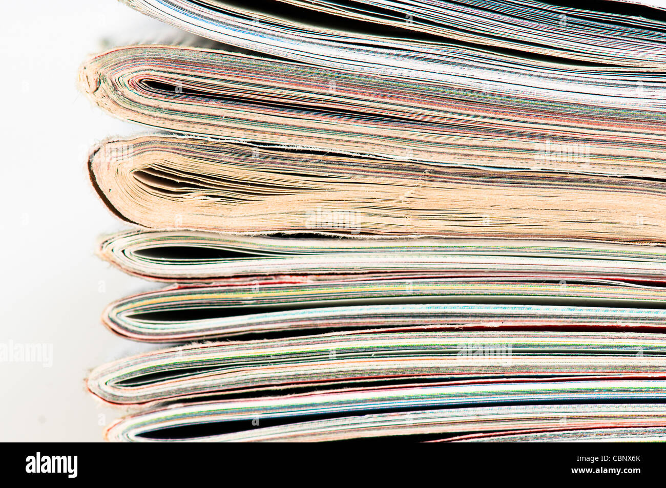 Una grande pila di riviste impilati a alta. Foto Stock