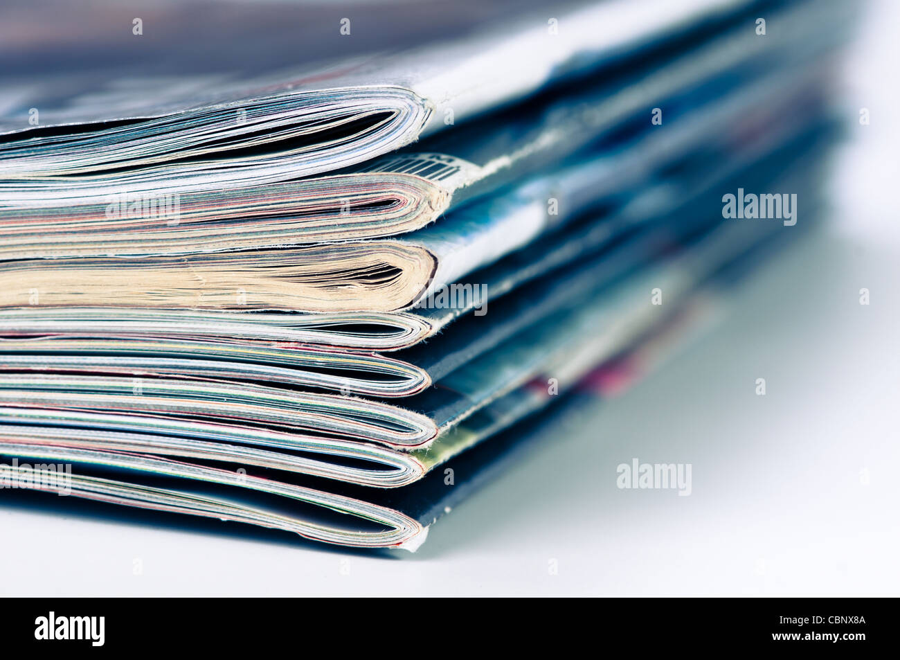Una grande pila di riviste impilati a alta. Foto Stock