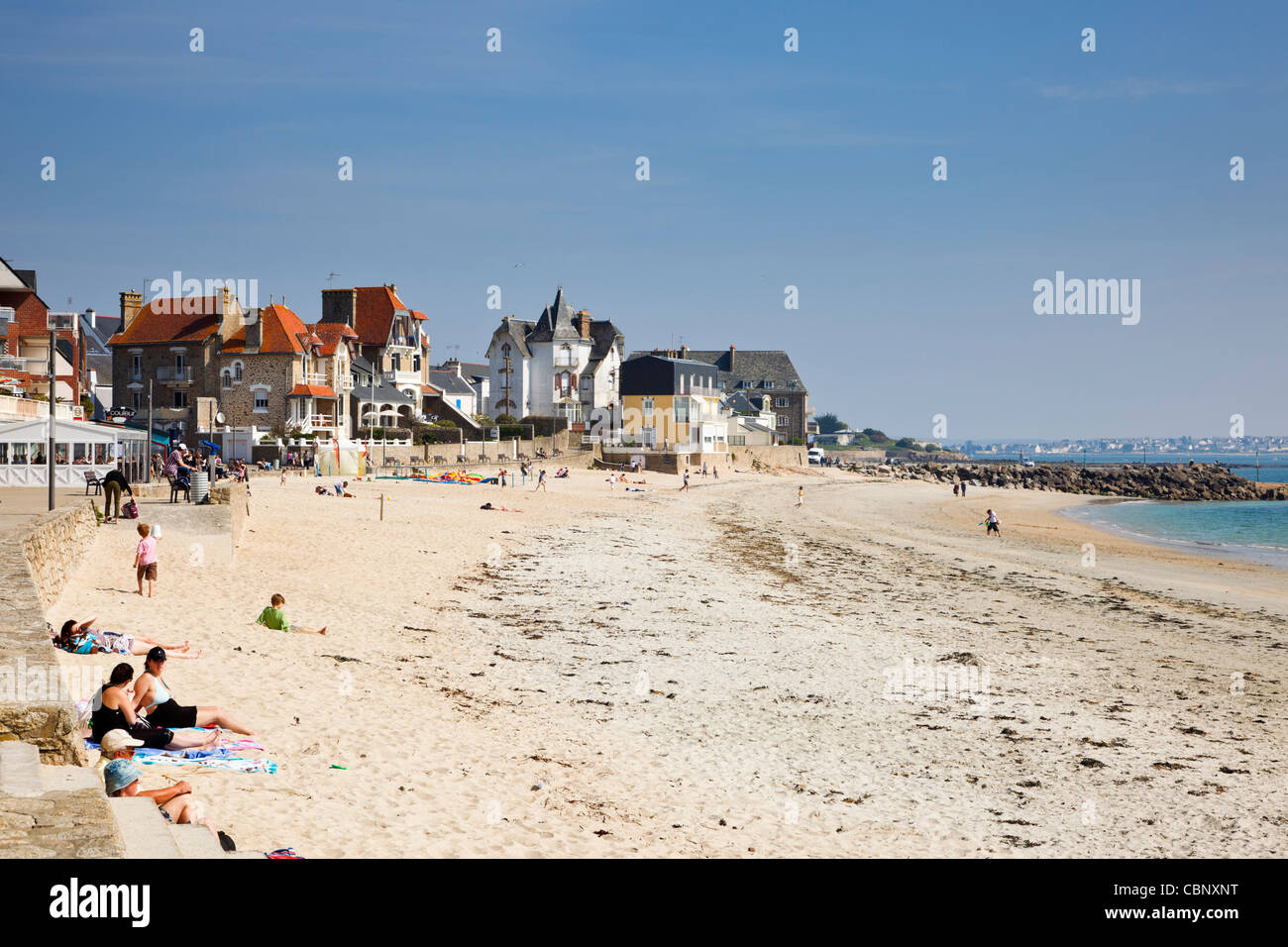 Lamor Plage spiaggia, sulla costa del Morbihan, in Bretagna, in Francia con la gente a prendere il sole sulla spiaggia in estate Foto Stock