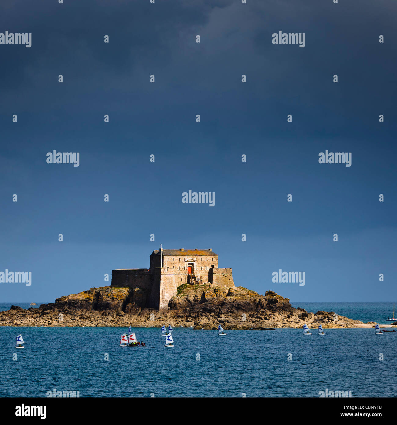 Petit essere fortezza sull isola nella baia al largo di St Malo, Bretagna Francia Foto Stock