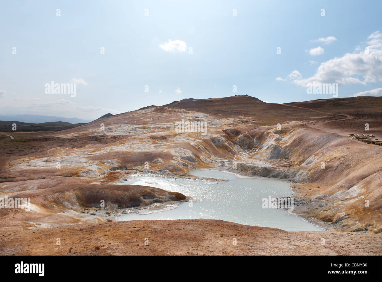 Caldera di fango bollente vicino alla bocca del vulcano Krafla Foto Stock
