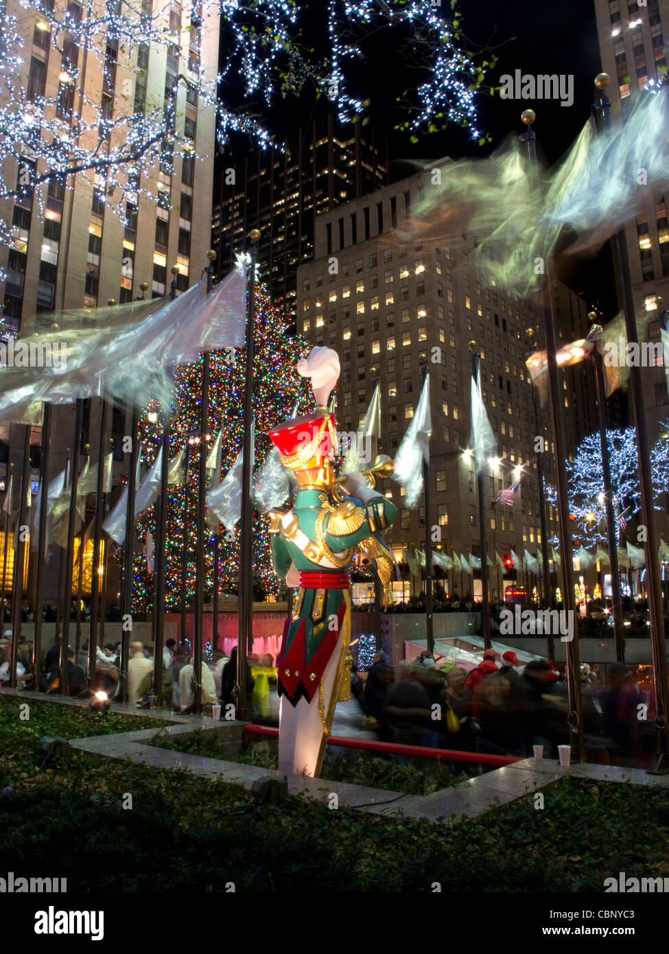 Gigantesche figure di Natale al Rockefeller Plaza a Natale a notte,New York, New York, Stati Uniti d'America Foto Stock
