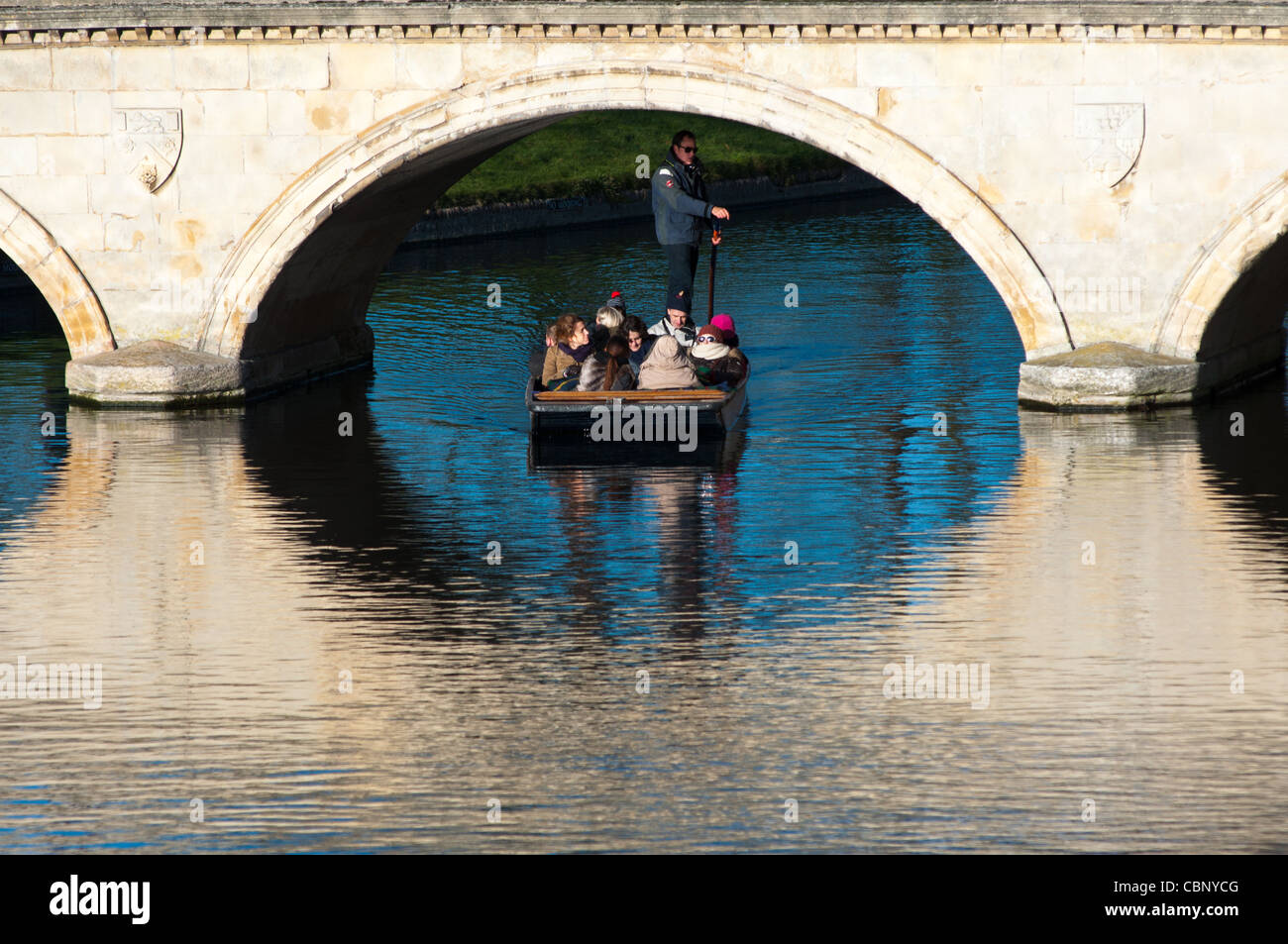 Gli scommettitori di andare sotto la Trinità ponte sul fiume Cam, Cambridge, Inghilterra. Foto Stock