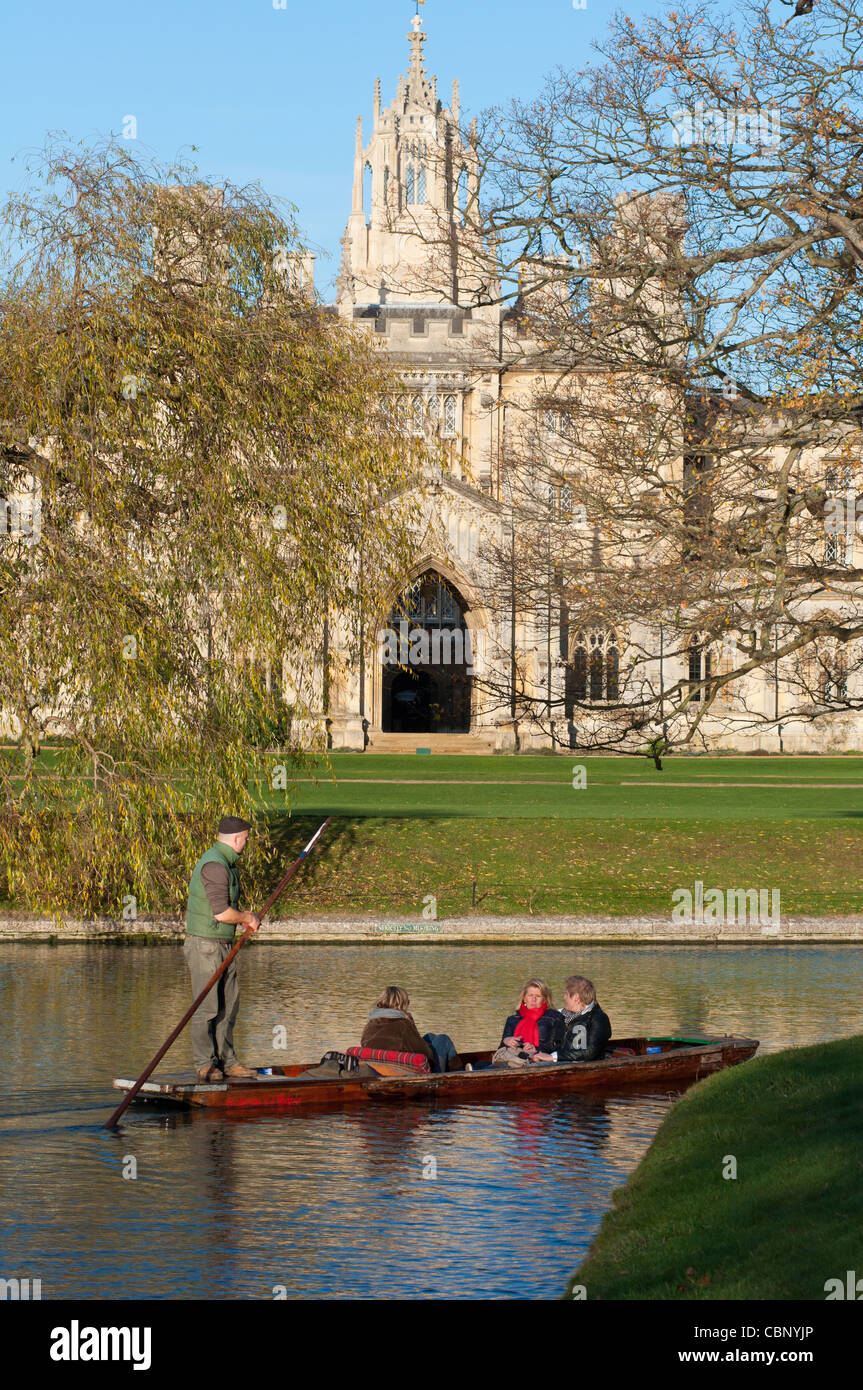 Punting sul fiume Cam con St Johns College per la parte posteriore, Cambridge, Cambridgeshire, Regno Unito. Foto Stock
