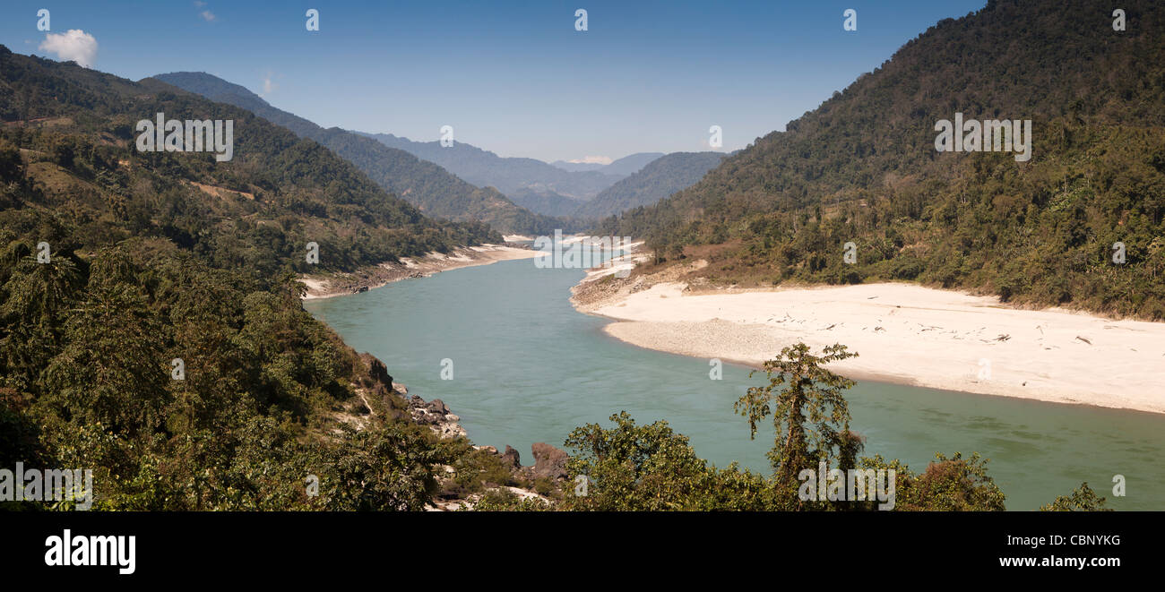 India, Arunachal Pradesh, Rotung, Siang, o Digang fiume che scorre attraverso colline ai piedi dell'Himalaya, panoramica Foto Stock