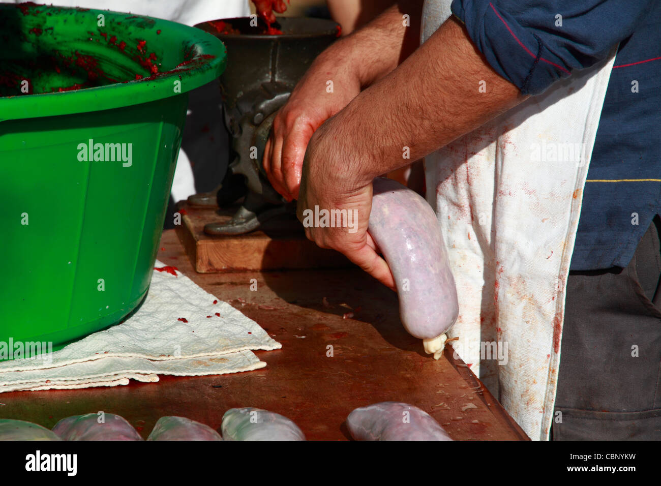 Il connazionale riempimento intestini di maiale con la carne di suolo e spezie per fare le salsicce, mano dettaglio, Foto Stock