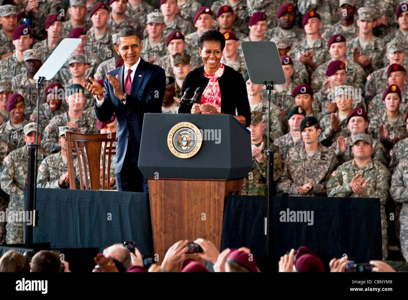 La First Lady Michelle Obama introduce il Presidente Barack Obama per le truppe e le loro famiglie Dicembre 14, 2011 in corrispondenza di Ft. Bragg, NC. Il presidente ha ringraziato le truppe per il loro servizio durante l'Operazione Iraqi Freedom e funzionamento nuova alba, come la guerra in Iraq volge al termine. Foto Stock