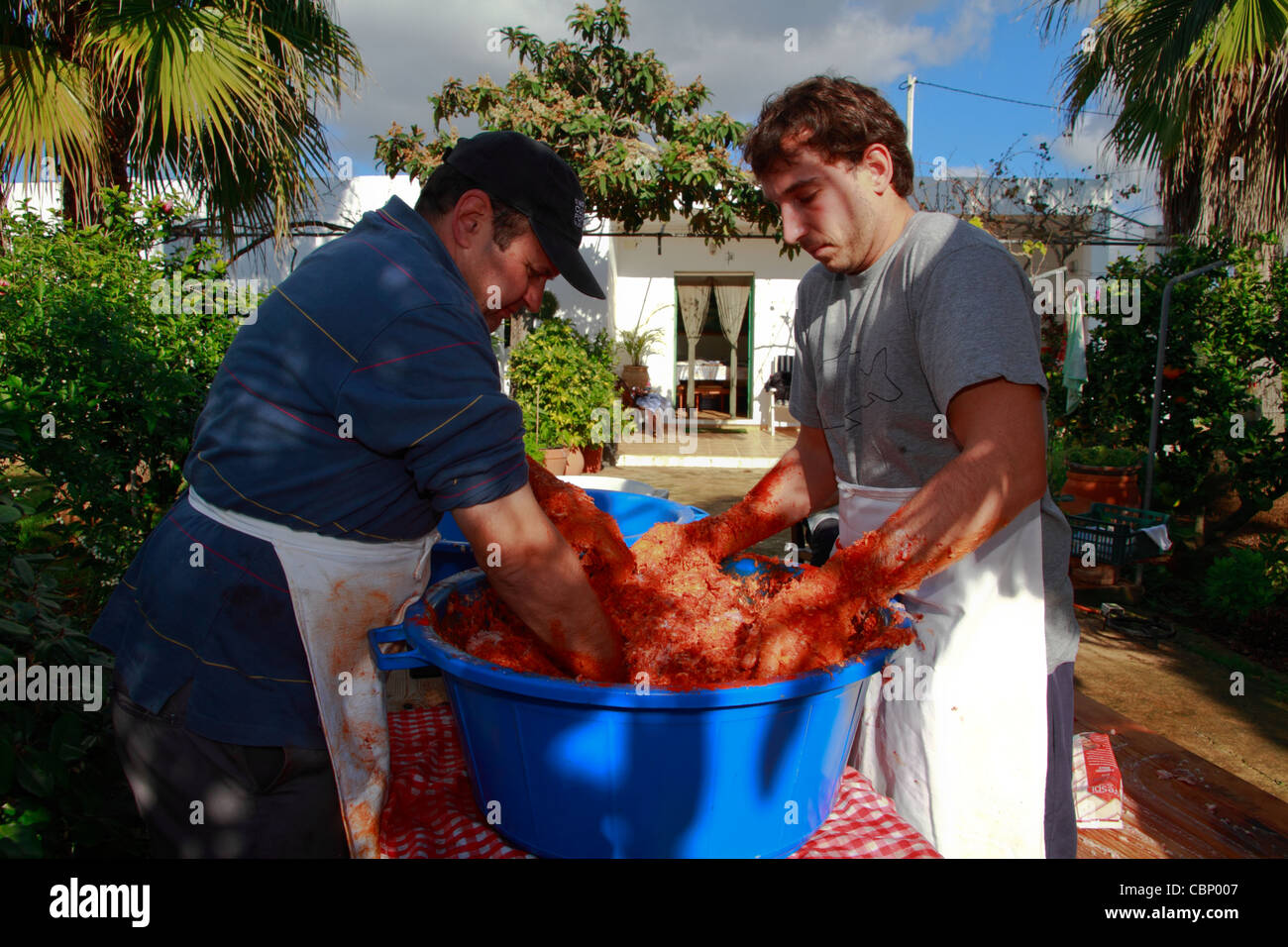 Connazionali la miscelazione di carne macinata e spezie per fare le salsicce, Ibiza tradizionali di macellazione di suini Foto Stock