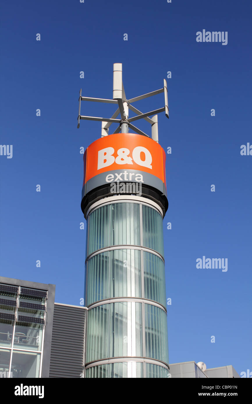 B&Q superstore Extra con la più grande turbina eolica su un edificio nel regno Unito. New Malden Surrey, Inghilterra. Foto Stock