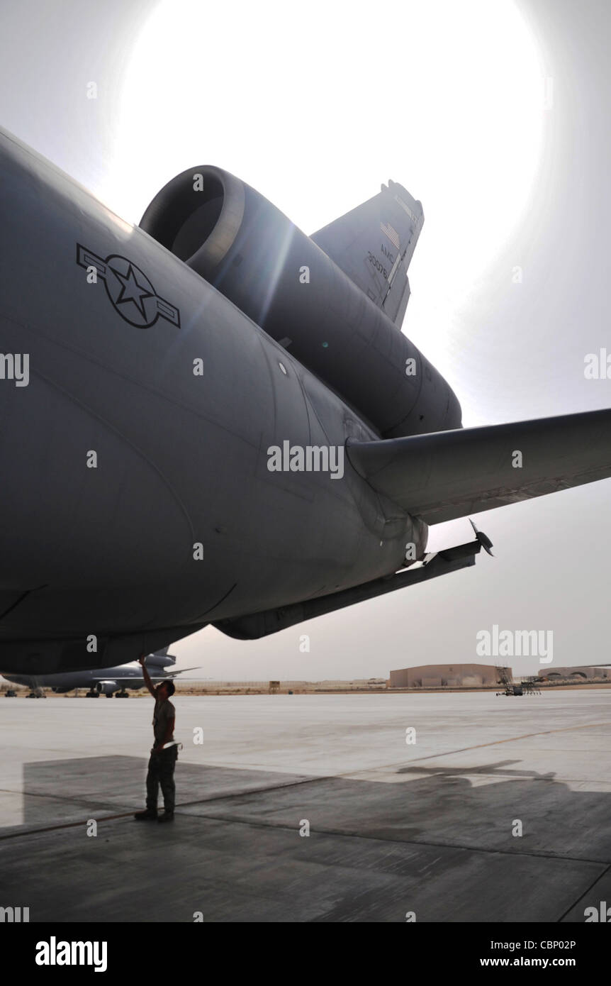 Airman prima Classe Brian Welch controlla un Extender KC-10 24 aprile 2010, durante le operazioni presso una base aerea nel sud-ovest asiatico. Airman Welch è un capo equipaggio con il 380th Expeditionary Aircraft Maintenance Squadron. Foto Stock