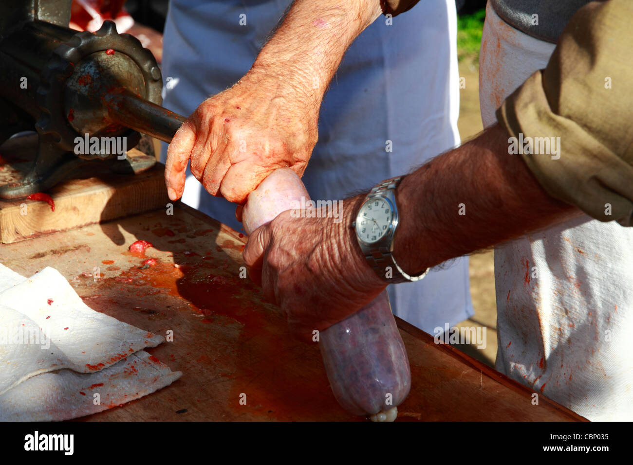 Il connazionale riempimento intestini di maiale con la carne di suolo e spezie per fare le salsicce, vista in dettaglio Foto Stock