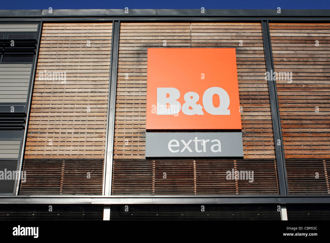 B&Q superstore Extra con la più grande turbina eolica su un edificio nel regno Unito. New Malden Surrey, Inghilterra. Foto Stock