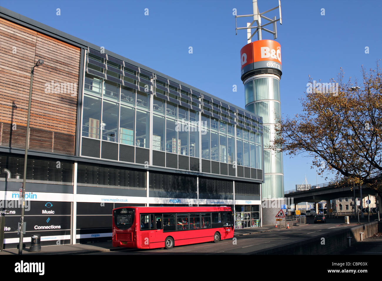 B&Q superstore Extra con la più grande turbina eolica su un edificio nel regno Unito. New Malden Surrey, Inghilterra. Foto Stock