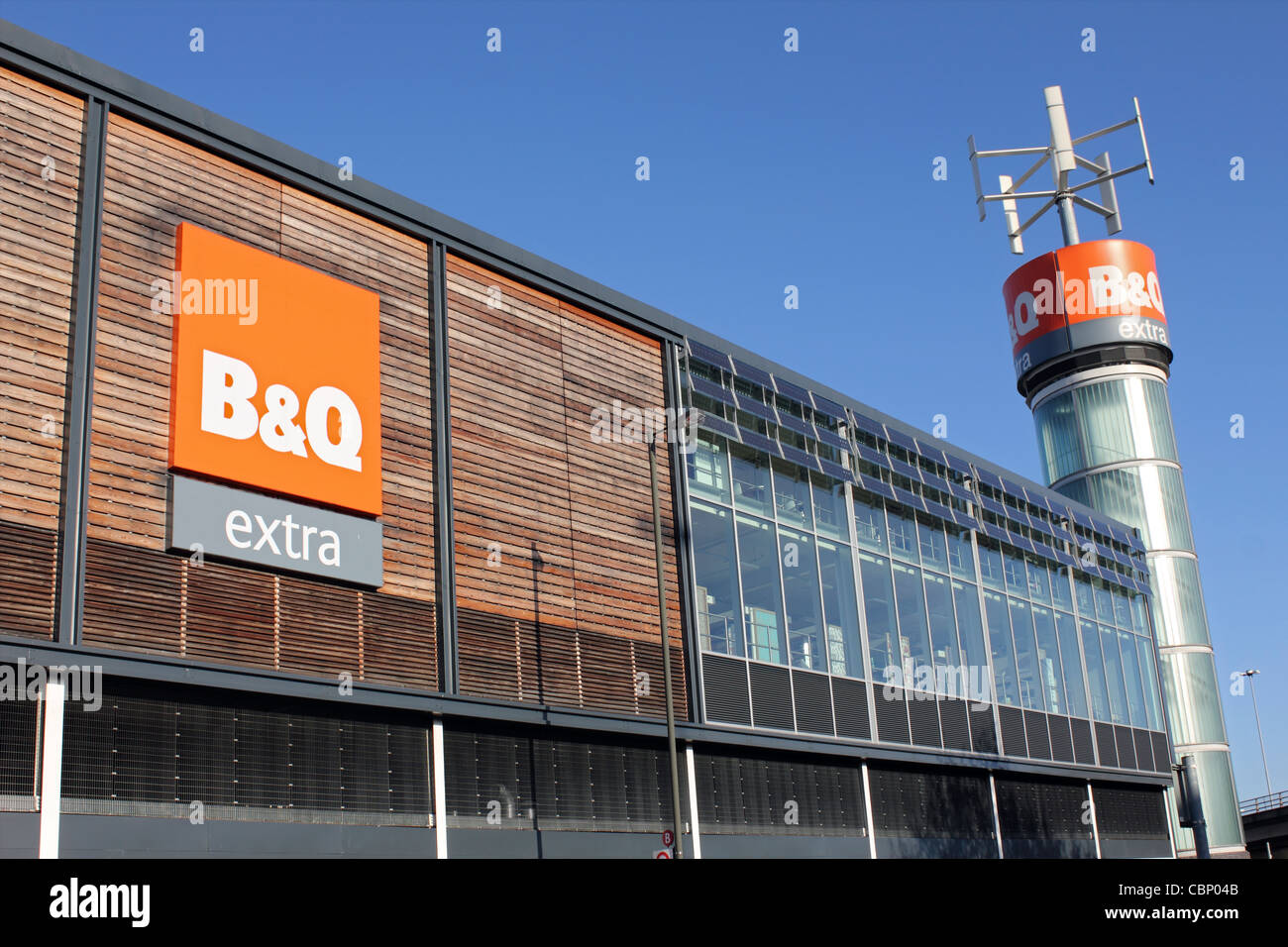 B&Q superstore Extra con la più grande turbina eolica su un edificio nel regno Unito. New Malden Surrey, Inghilterra. Foto Stock