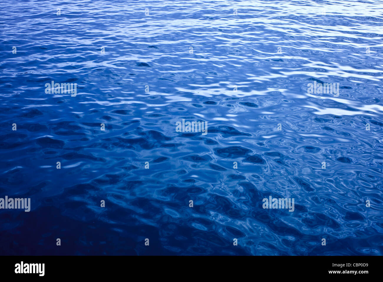 Mare blu della superficie dell'acqua con onde Foto Stock